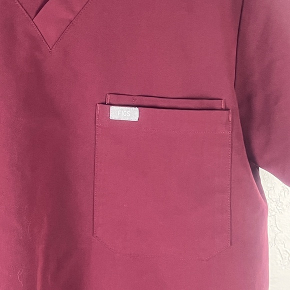 Figs Men’s Leon Three Pockets Scrub Top Sz XS Maroon Medical PO 1619 - Picture 3 of 9